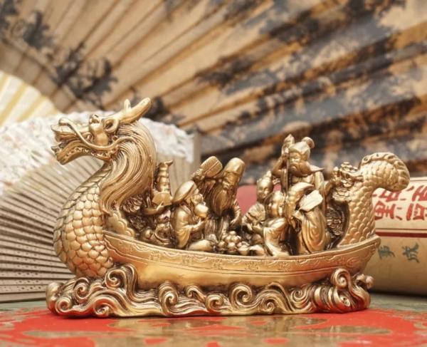 Семь богов счастья в лодке с драконом