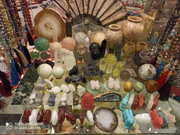 Уникальная коллекция камней: шары, кристаллы, посуда, статуэтки, четки, массажеры. Страна производитель: Индия, Пакистан, Узбекистан, Грузия.